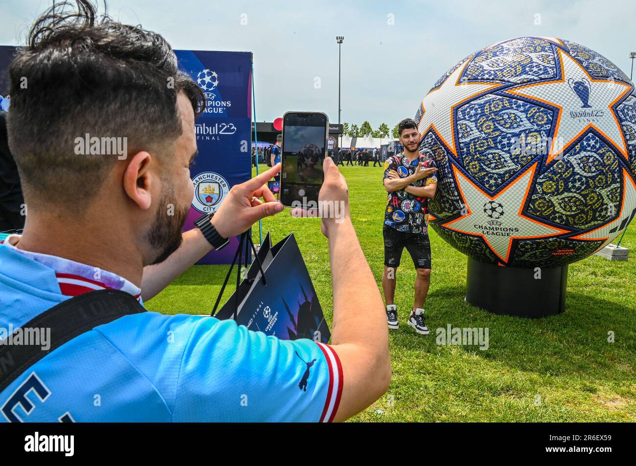 Istanbul, T¨¹rkiye. 8th giugno, 2023. Gli appassionati di calcio hanno partecipato al festival di quattro giorni della UEFA Champions League 2023 a Istanbul, T¨¹rkiye, il 8 giugno 2023. Un festival di quattro giorni è iniziato a Istanbul giovedì in vista della finale della UEFA Champions League tra Inter e Manchester City Credit: Omer Kuscu/Xinhua/Alamy Live News Foto Stock