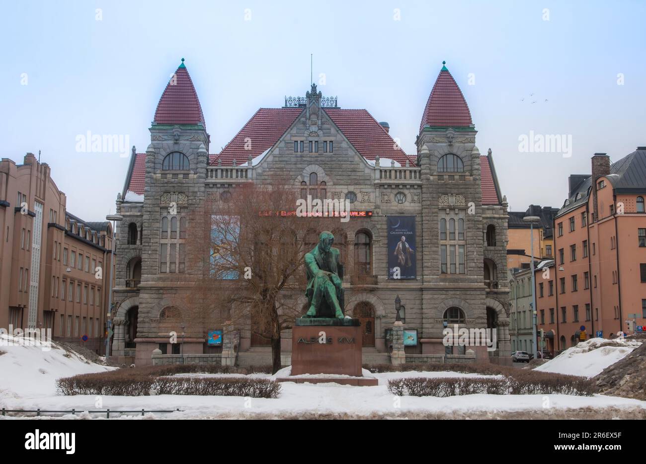 Il Teatro Nazionale finlandese, il più antico teatro in lingua finlandese del paese ancora in funzione. Statua di Aleksis. Helsinki, Finlandia Foto Stock