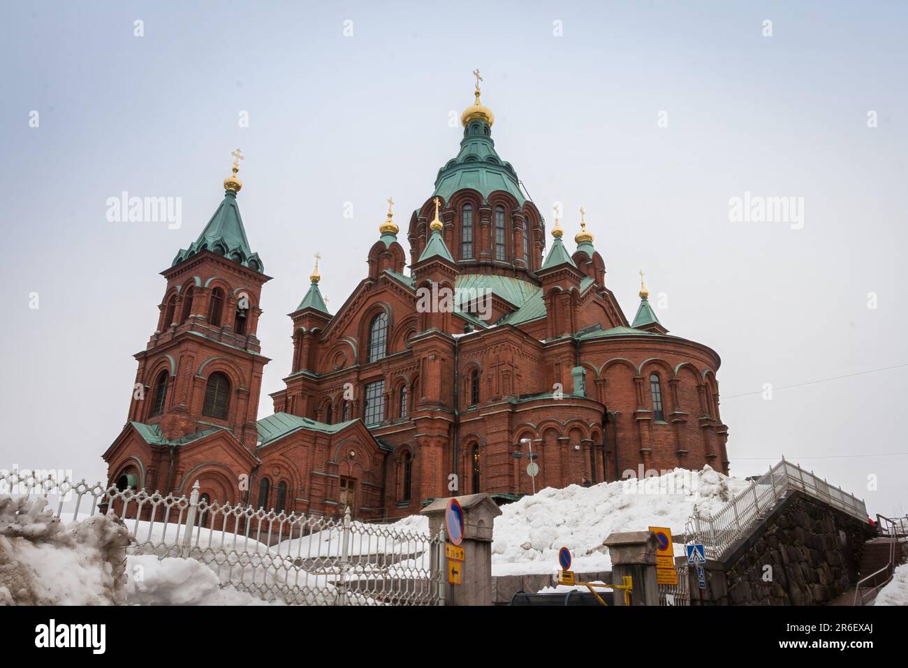 Cattedrale di Uspenski (chiesa vecchia), Helsinki, Finlandia in inverno. Una cattedrale greco-ortodossa o ortodossa orientale costruita 200 anni fa Foto Stock