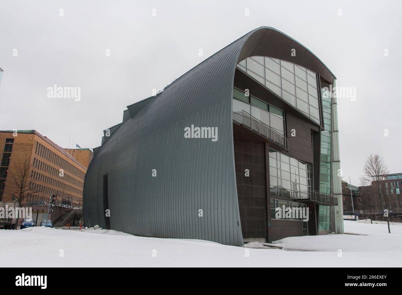 Museo di arte contemporanea Kiasma, girato in inverno. La Galleria Nazionale finlandese comprende collezioni d'arte finlandesi e straniere. Helsinki, Finlandia Foto Stock