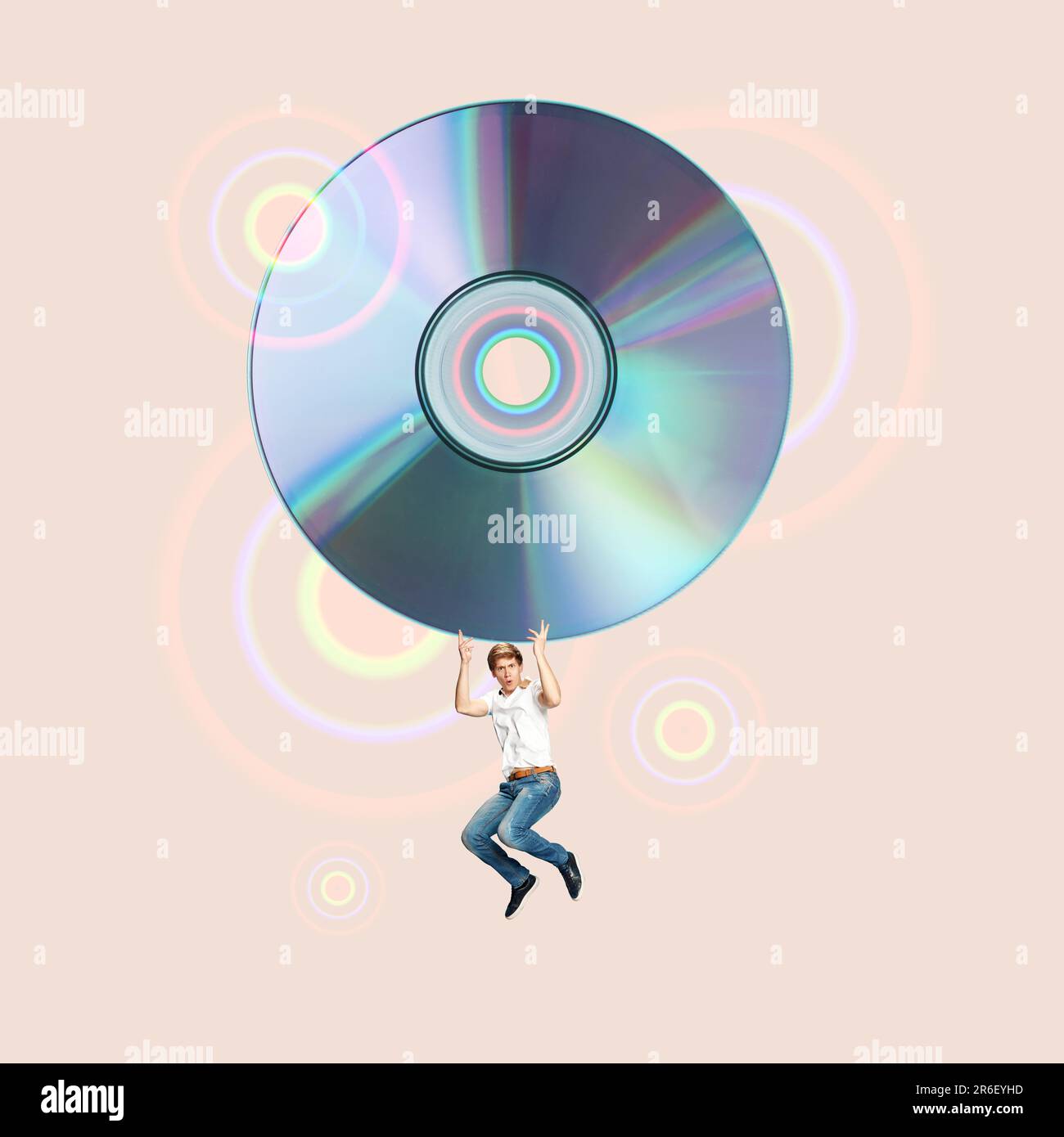 Giovane uomo che salta con un CD su sfondo rosa. Party, lettore musicale. Collage d'arte contemporanea. Foto Stock