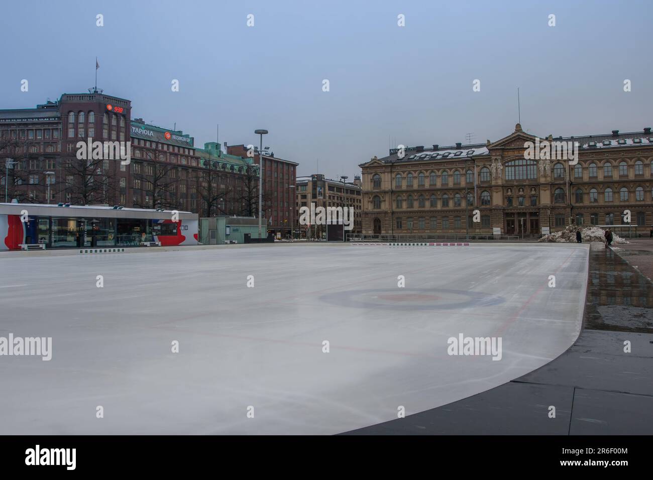 Pista di pattinaggio di fronte all'Ateneum, Galleria Nazionale finlandese, piazza Rautatientori, Helsinki, Finlandia. Foto Stock