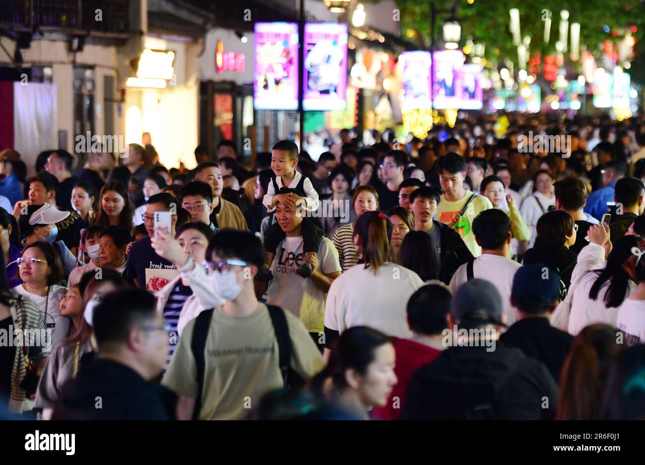 Pechino, provincia cinese di Jiangsu. 1st maggio, 2023. I turisti visitano la comunità storica del ponte Qingming a Wuxi, nella provincia di Jiangsu della Cina orientale, il 1 maggio 2023. Credit: Notizie dal vivo su Huan Yueliang/Xinhua/Alamy Foto Stock