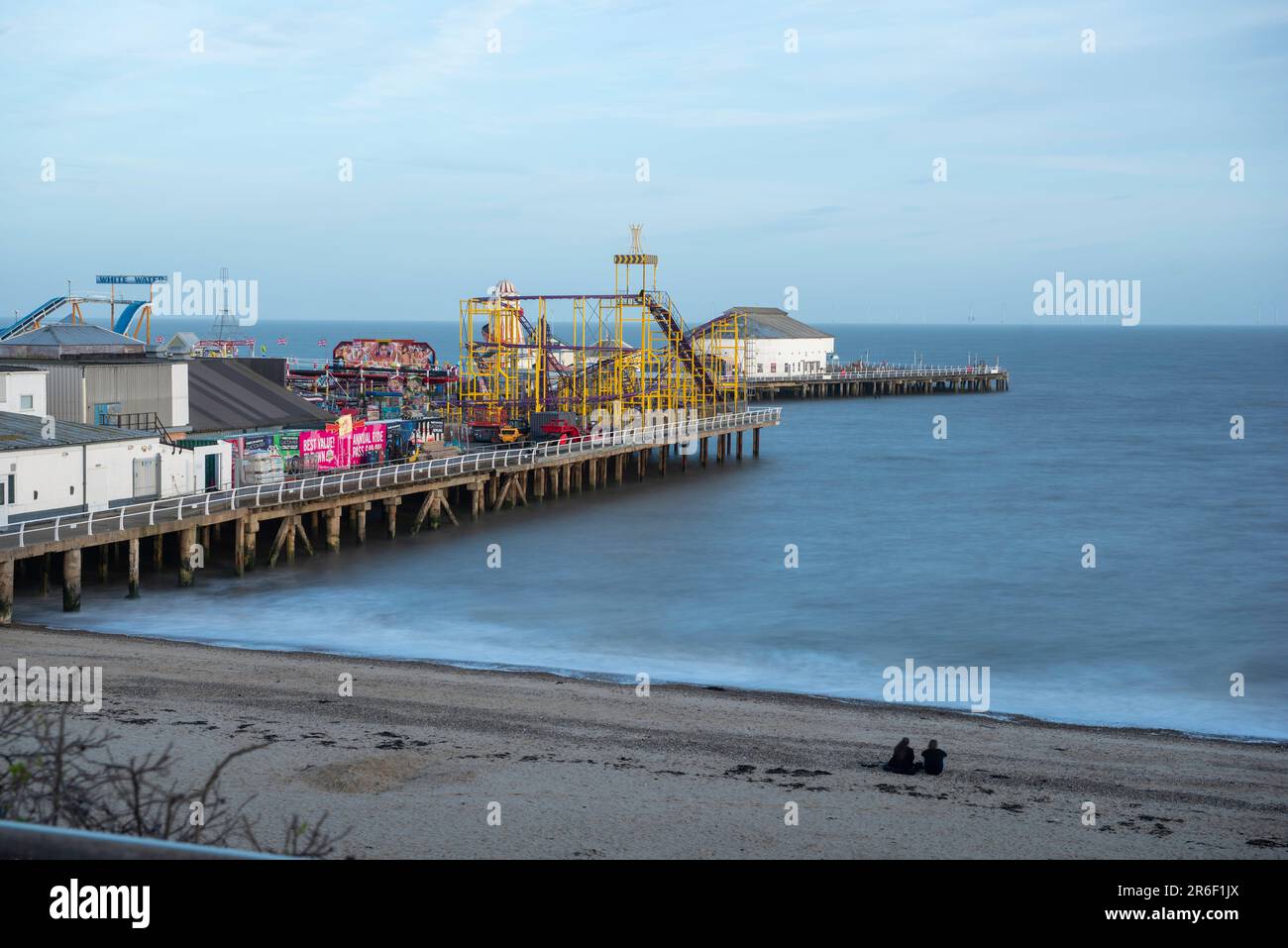 Molo di Clacton-on-Sea con stazione balneare dal cielo blu Foto Stock