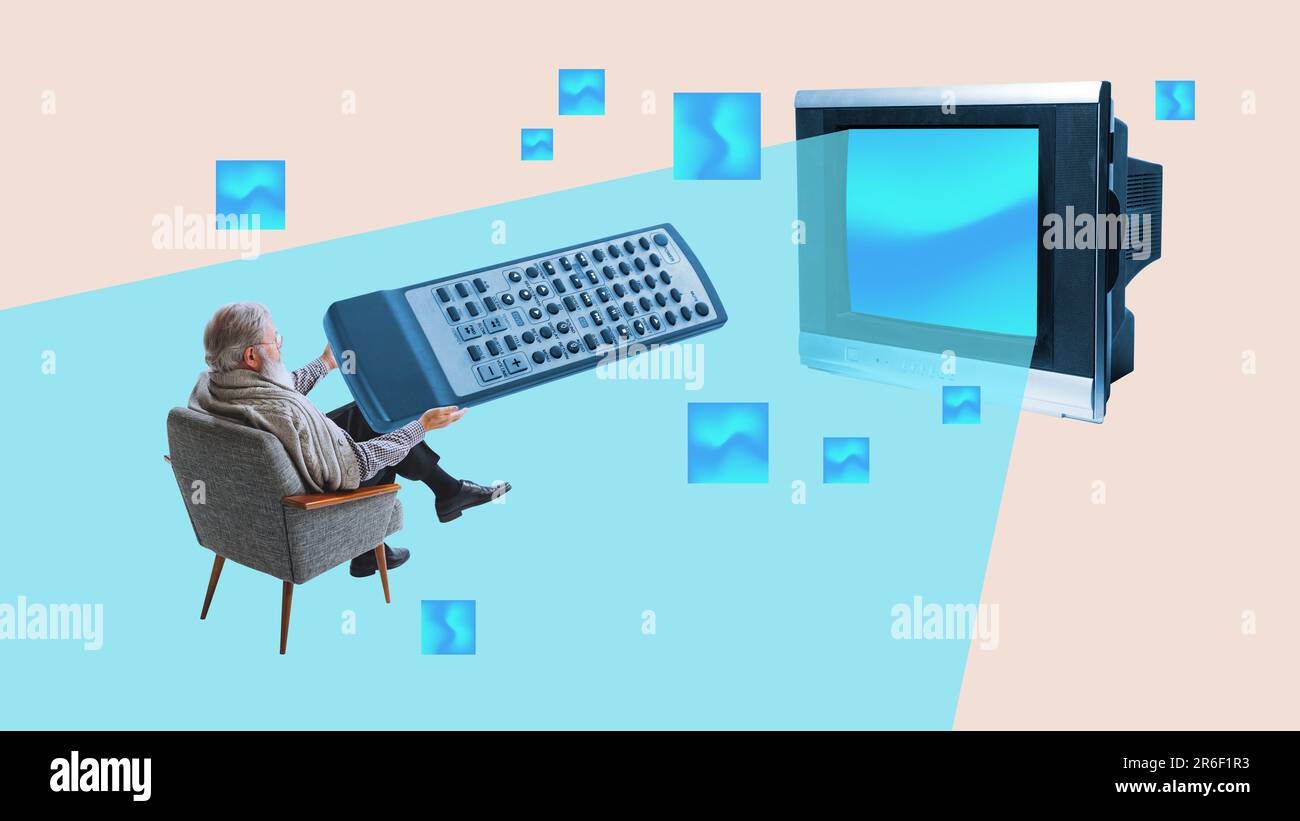 Uomo anziano seduto sulla poltrona e guardando i programmi sul televisore retro. Collage d'arte contemporanea. Foto Stock