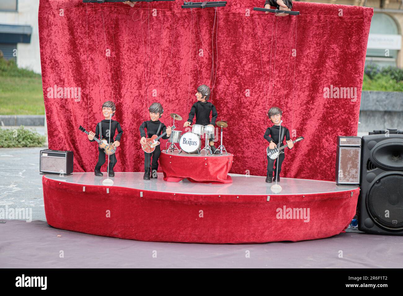SAN SEBASTIAN, SPAGNA-16 OTTOBRE 2022: La band dei Beatles Marionettes Busking in strada Foto Stock