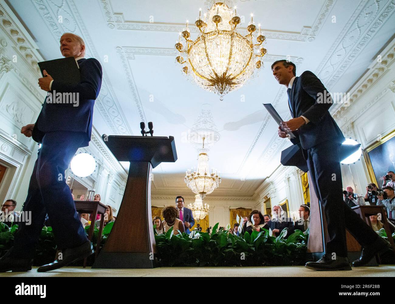 Washington, Stati Uniti. 08th giugno, 2023. Il presidente DEGLI STATI UNITI Joe Biden e Rishi Sunak, primo ministro britannico, a destra, partono a seguito di una conferenza stampa nella sala orientale della Casa Bianca a Washington, DC, Stati Uniti, giovedì 8 giugno, 2023. Sunak ha chiesto una cooperazione globale per proteggersi dai rischi posti dall’intelligenza artificiale, prima dei colloqui con Biden spera che possa rafforzare l’influenza del Regno Unito sulla regolamentazione della tecnologia. Photographer: Al Drago/Pool/Sipa USA Credit: Sipa USA/Alamy Live News Foto Stock