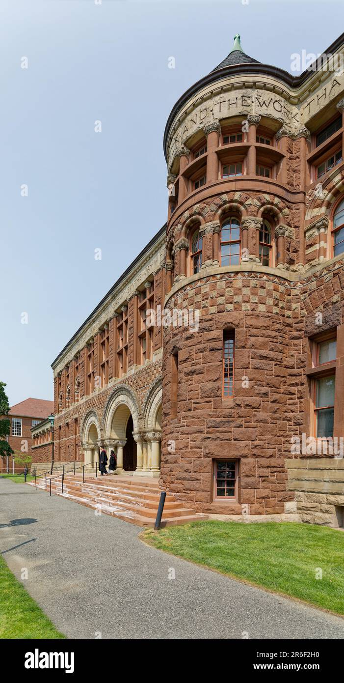 Henry H. Richardson ha progettato la Austin Hall 1881 della Harvard Law School. L'edificio della classe è in stile romanico Richardsoniano, naturalmente. Foto Stock