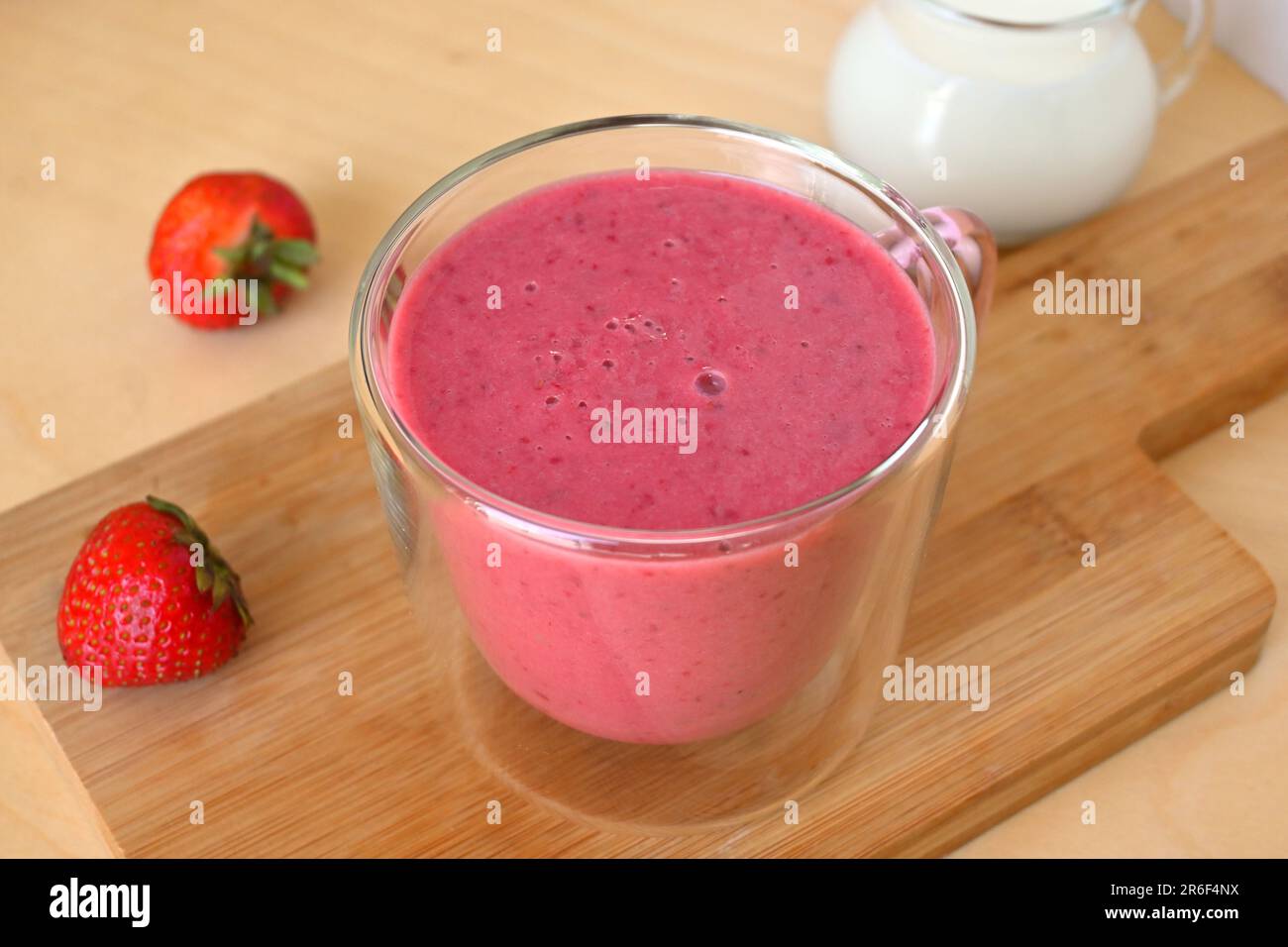Frullato di fragole fresche con latte freddo Foto Stock