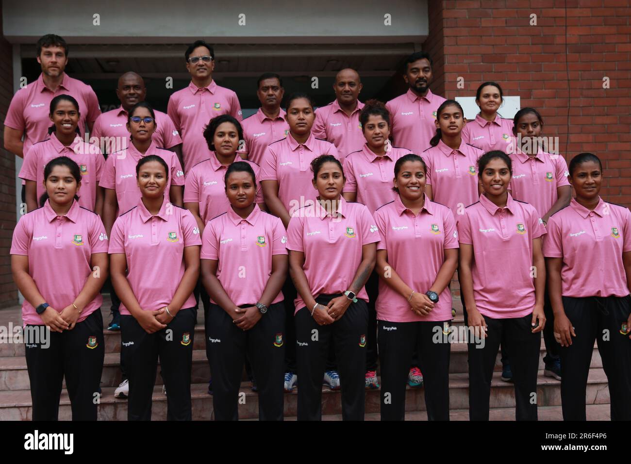 Il team delle donne emergenti del Bangladesh partecipa a una sessione fotografica in quanto lasceranno Dhaka per Hong Kong per partecipare all’ACC Emerging Women’s Asia Cu Foto Stock