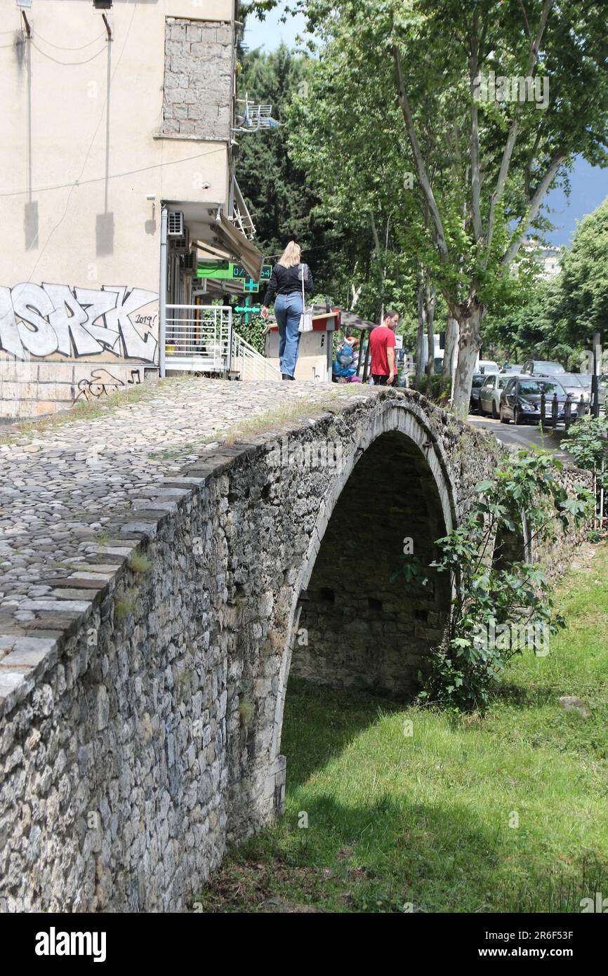 Il Tanners' Bridge è una passerella in pietra ottomana del 18th° secolo situata a Tirana, in Albania. Il ponte, costruito nei pressi della Moschea di Tanners, faceva parte della strada di San Giorgio che collegava Tirana con gli altopiani orientali. La strada era il percorso attraverso il quale il bestiame e i prodotti entravano in città. Il ponte attraversava il torrente Lanë vicino alla zona dove si trovavano macellerie e pellettieri. Il ponte cadde in disfacimento quando il Lanë fu deviato negli anni '1930s. Negli anni '1990s il ponte fu restaurato per essere utilizzato dai pedoni. Foto Stock