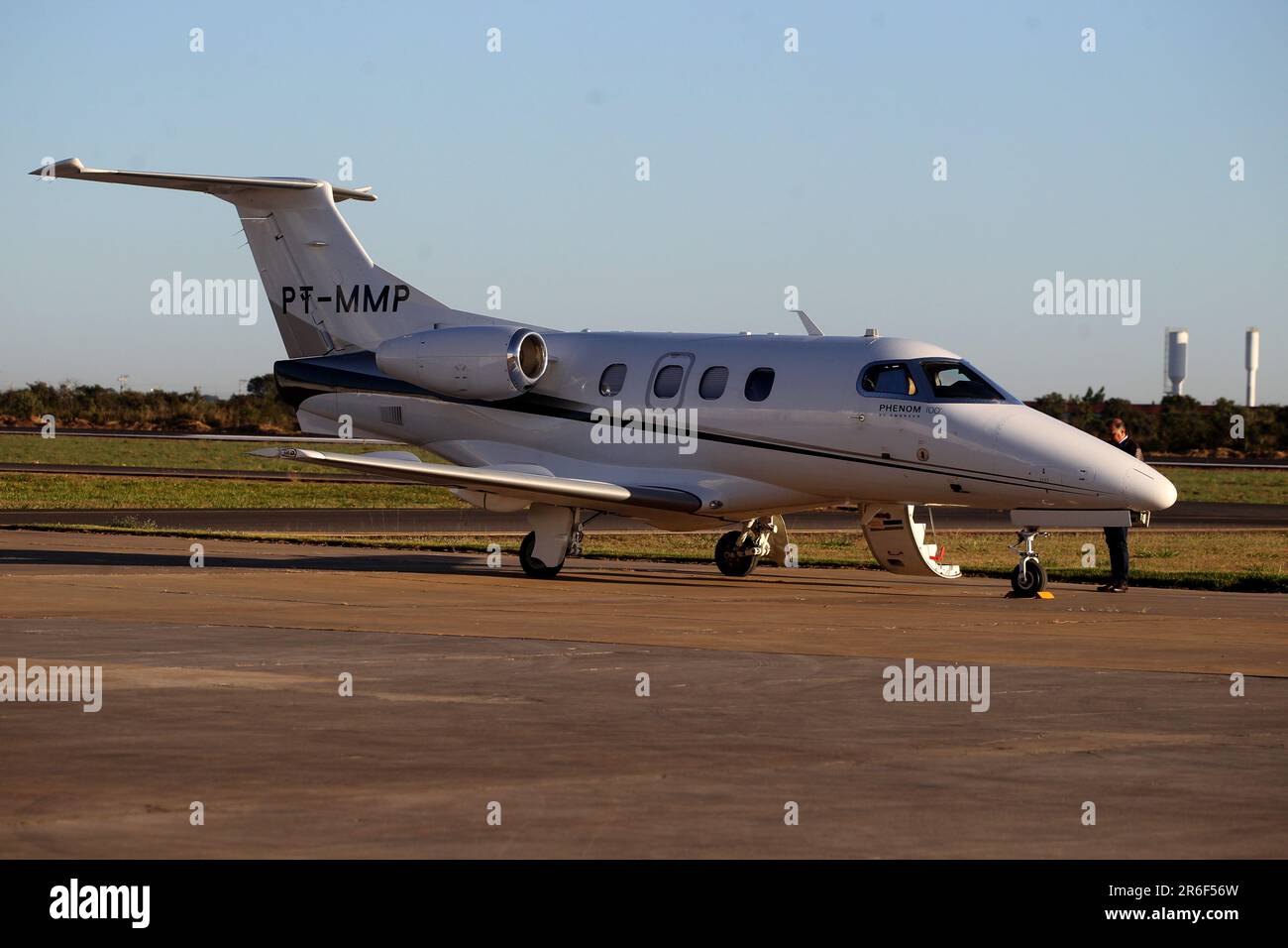 luiz eduardo magalhes, bahia, brasile - 6 giugno 2023: Aeromobile Embraer 500 Phenom 100 visto in decollo da un aeroporto nella Bahia occidentale. Foto Stock