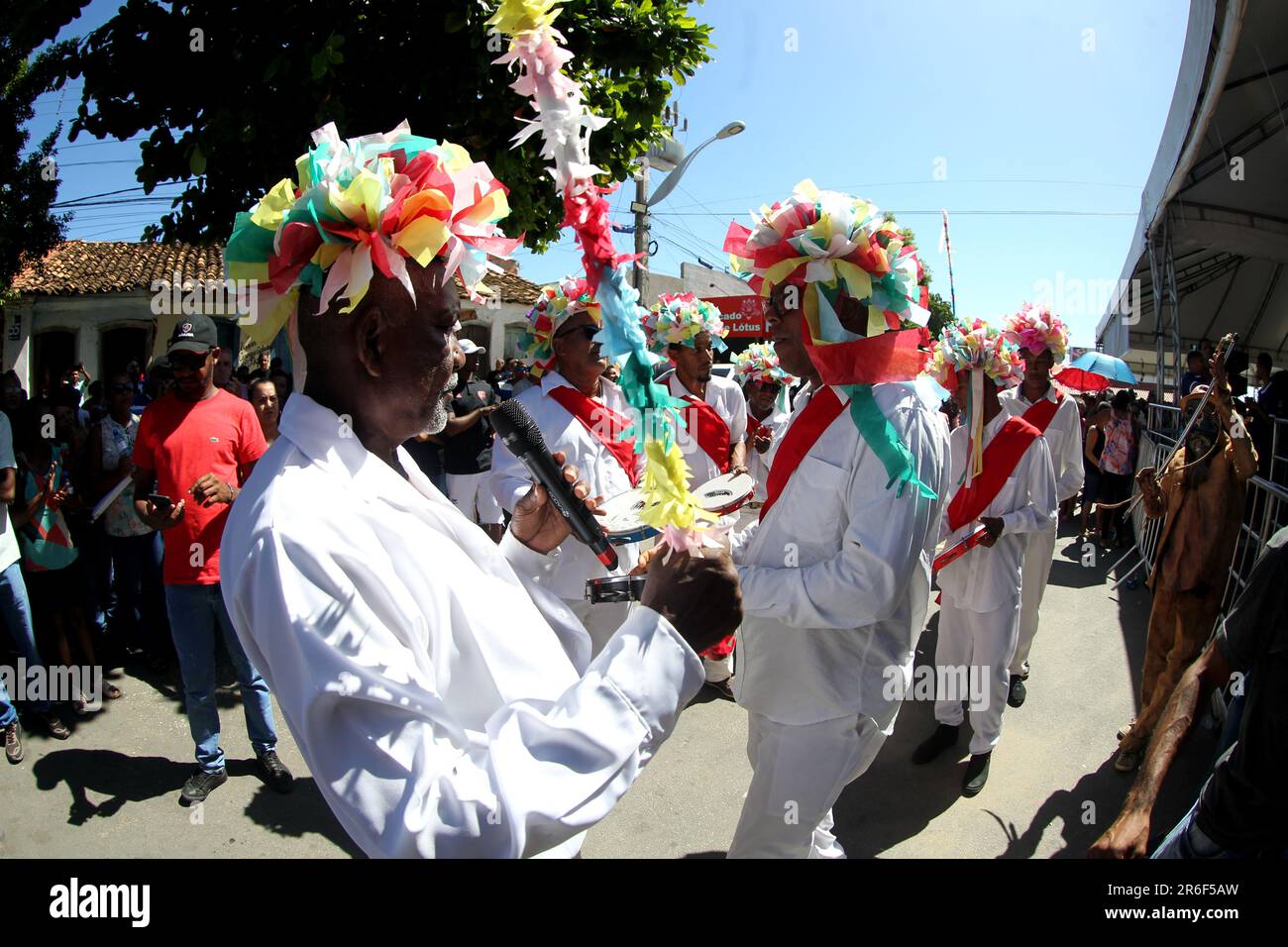 sitio do mato, bahia, brasile - 5 giugno 2023: i membri di un evento culturale marujada a bahia si esibiscono. Foto Stock