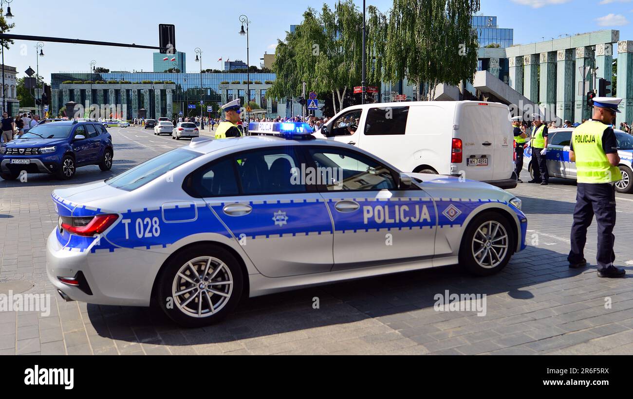 Varsavia, Polonia. 4 giugno 2023. Auto della polizia polacca sulla strada. Vista di una macchina della polizia con la scritta 'Policja'. Pattuglia di polizia auto parcheggiata sul campo Foto Stock