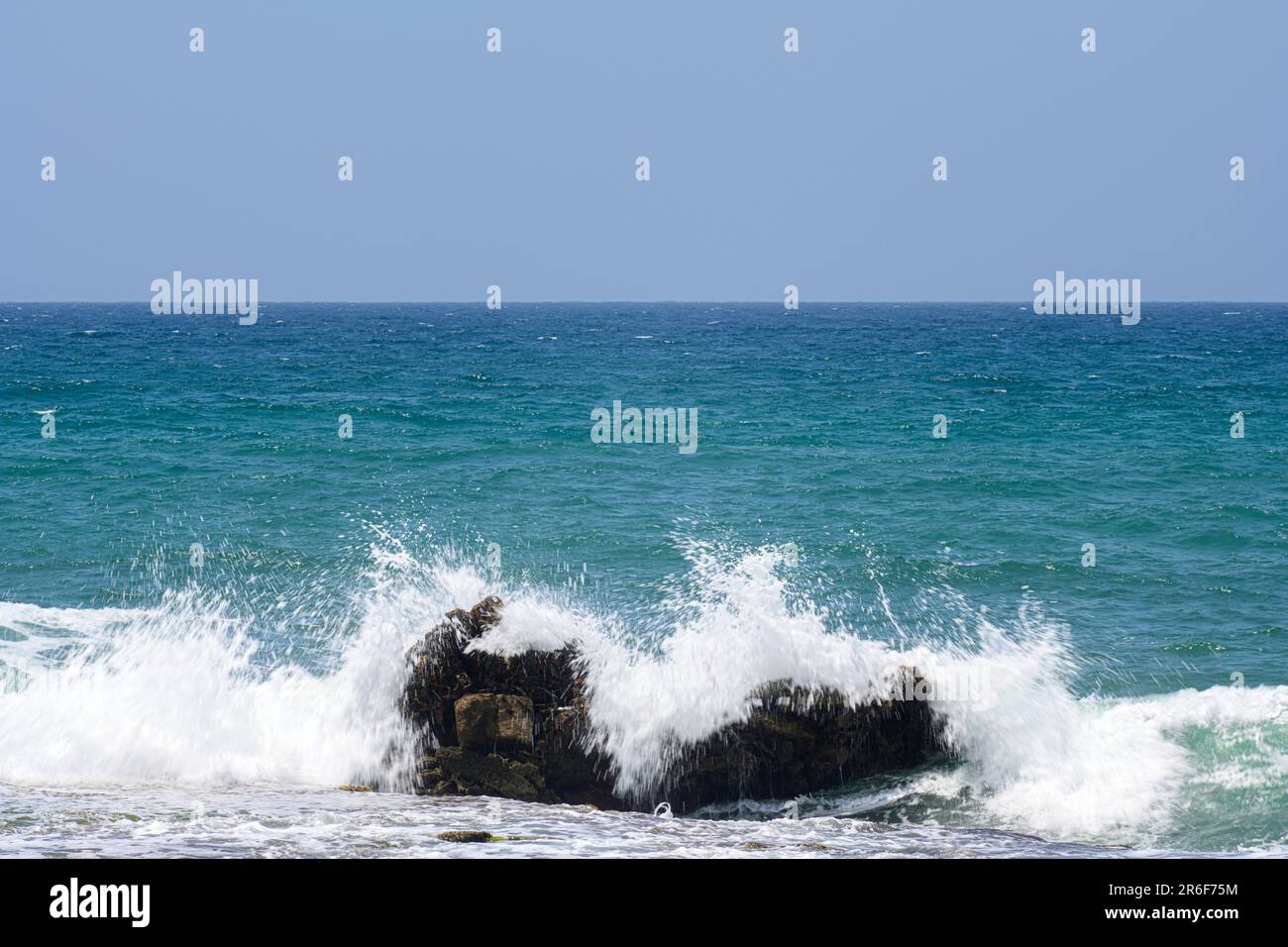 Onde che si rompono sulle rocce nel Mar Mediterraneo fotografato a Jaffa Beach Israele Foto Stock