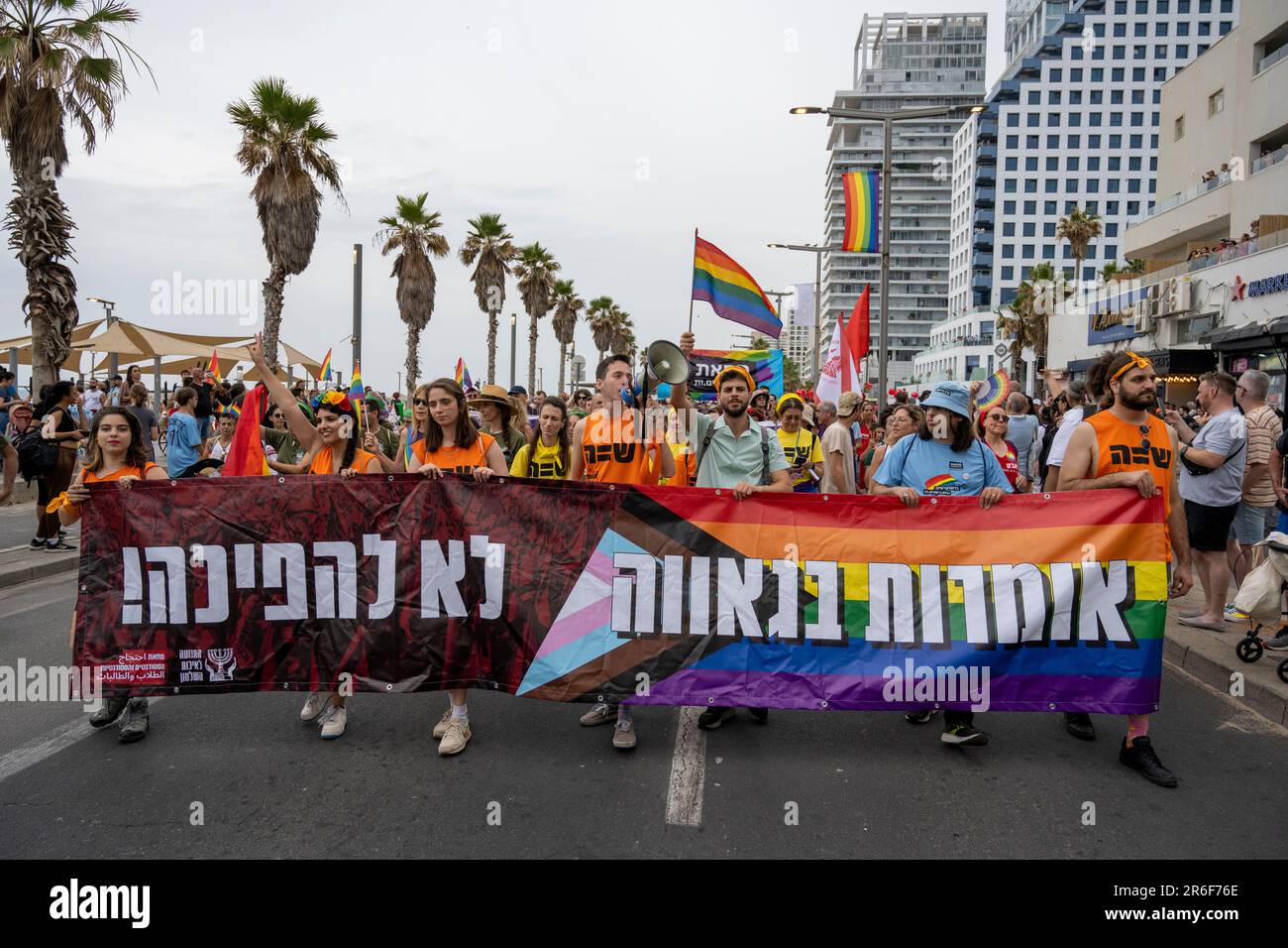 I manifestanti della riforma anti del governo marciano durante la parata gay Pride di Tel Aviv il 8th 2023 giugno i diritti della comunità LGBT potrebbero essere i primi a b Foto Stock