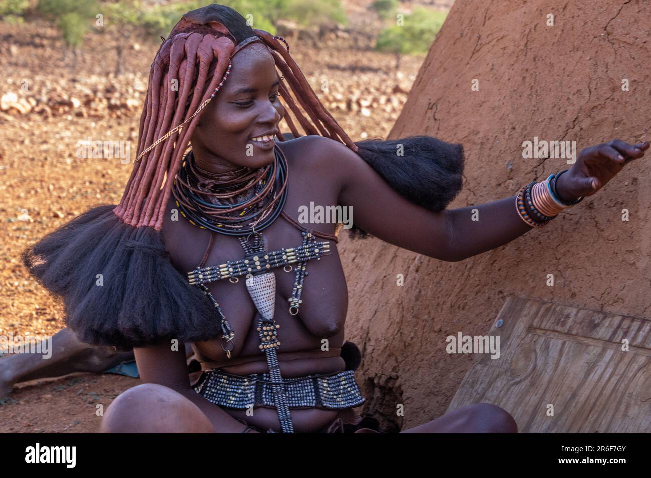 Bambini Himba in un villaggio Himba, Kaokoveld, Namibia, Africa Foto Stock