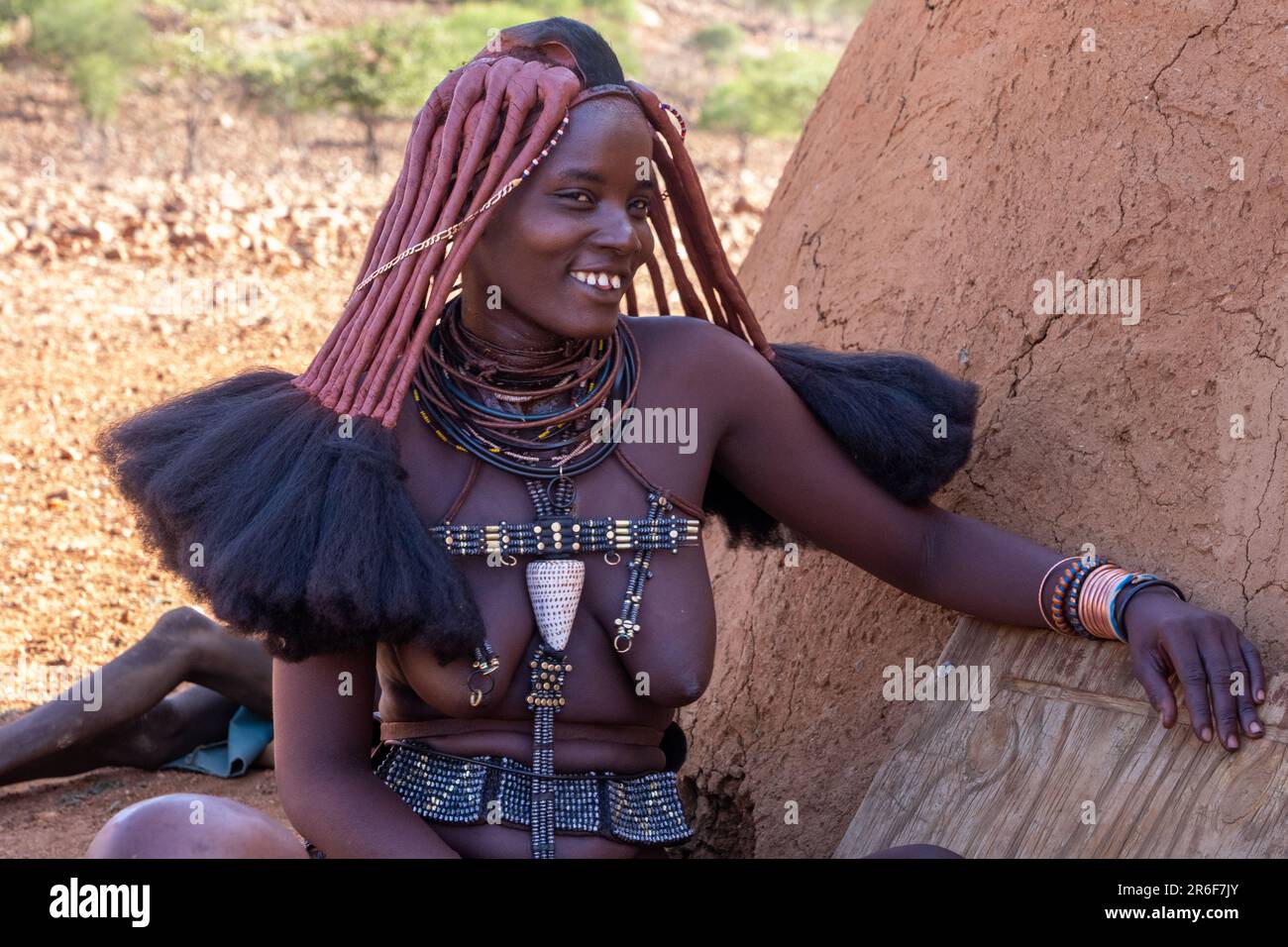 Bambini Himba in un villaggio Himba, Kaokoveld, Namibia, Africa Foto Stock