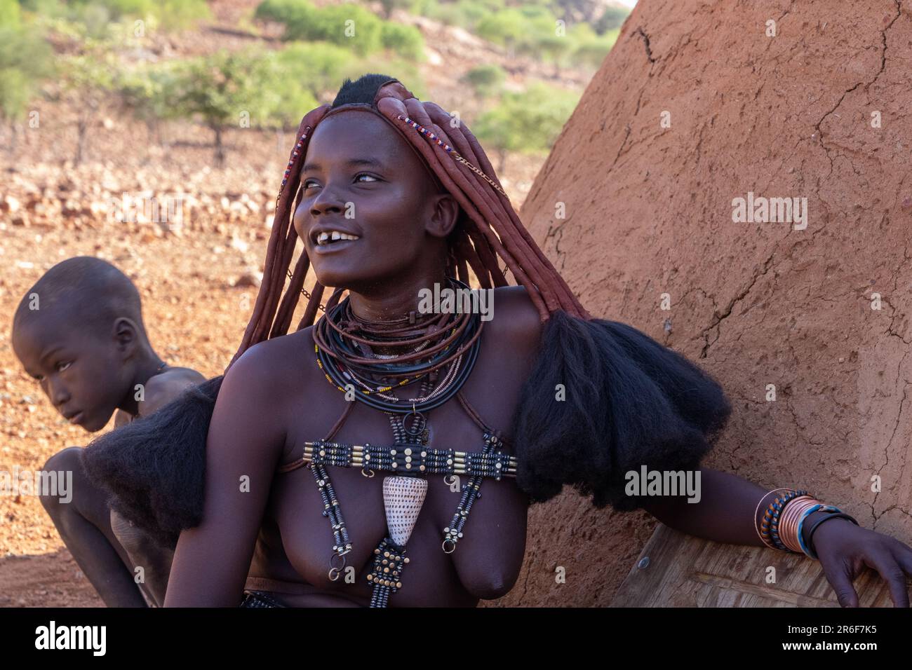 Bambini Himba in un villaggio Himba, Kaokoveld, Namibia, Africa Foto Stock