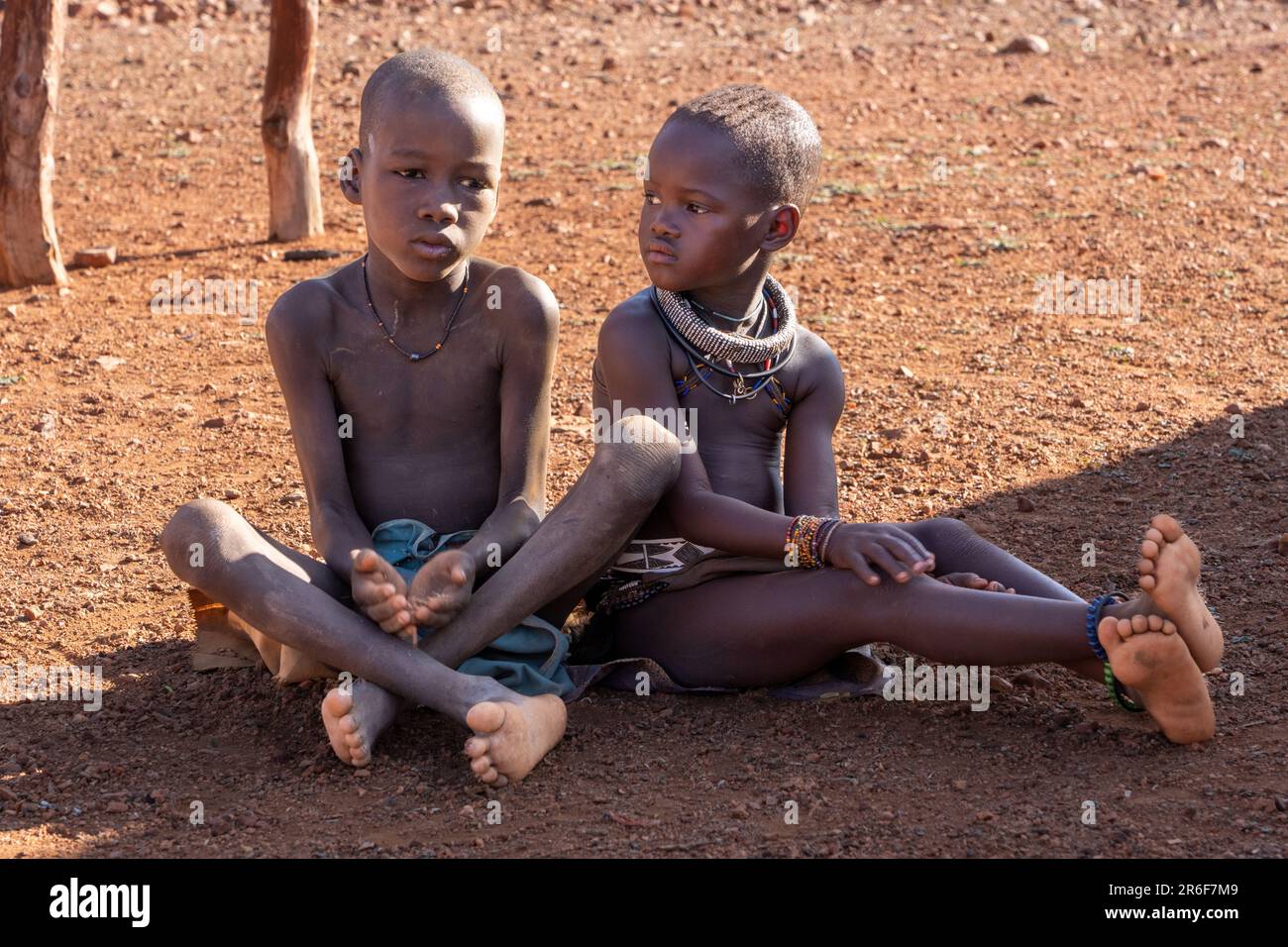 Bambini Himba in un villaggio Himba, Kaokoveld, Namibia, Africa Foto Stock