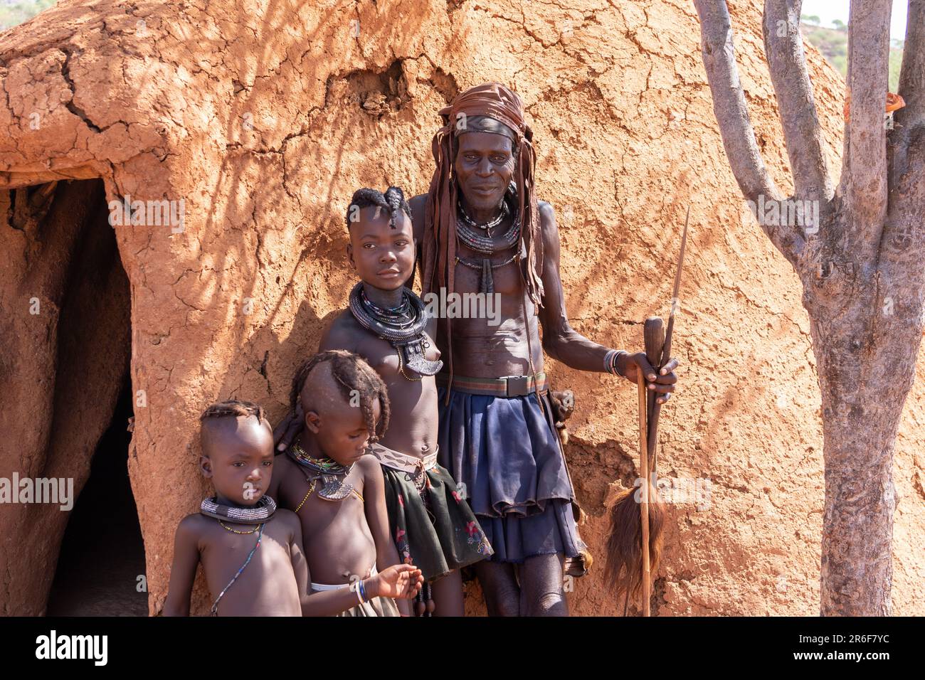 Bambini Himba in un villaggio Himba, Kaokoveld, Namibia, Africa Foto Stock