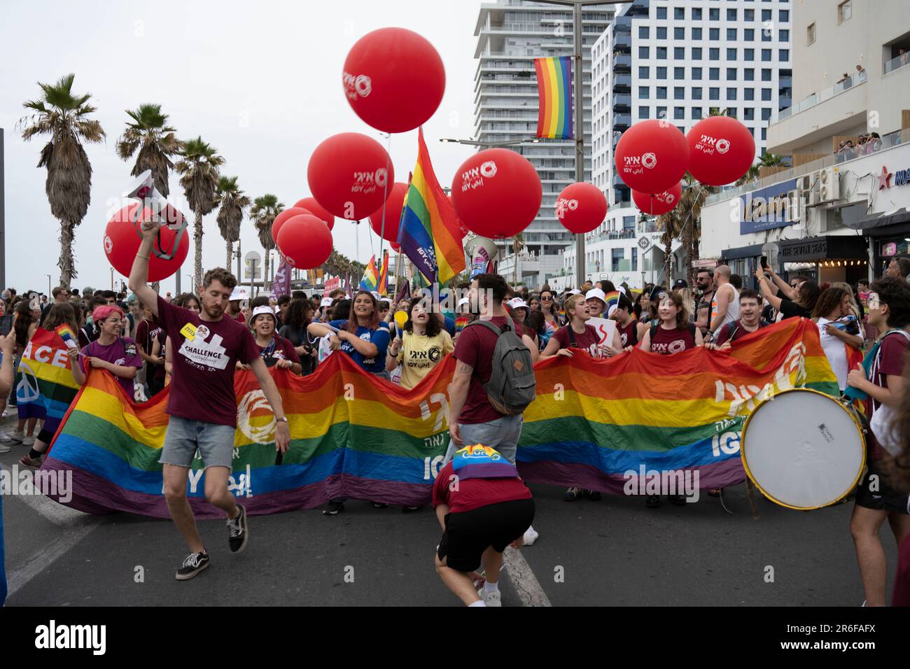 I manifestanti della riforma anti del governo marciano durante la parata gay Pride di Tel Aviv il 8th 2023 giugno i diritti della comunità LGBT potrebbero essere i primi a b Foto Stock