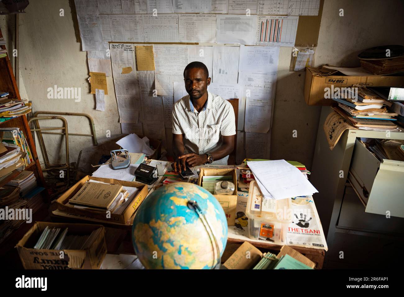 Preside nel suo ufficio in una scuola secondaria nella zona rurale del Malawi Foto Stock