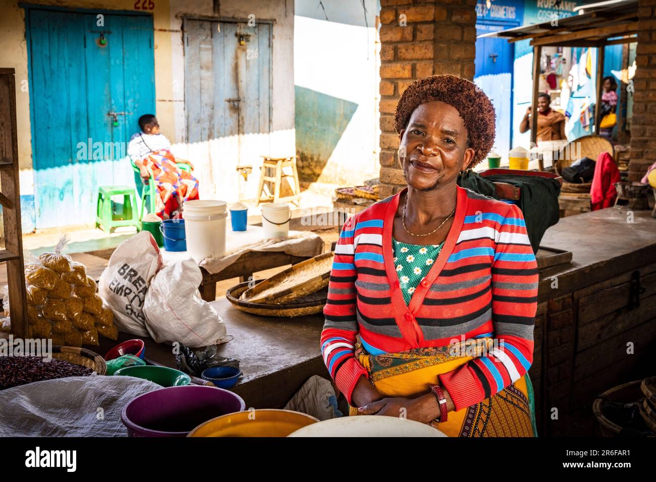 Un venditore di mercato femminile a Mzuzu, Malawi Foto Stock