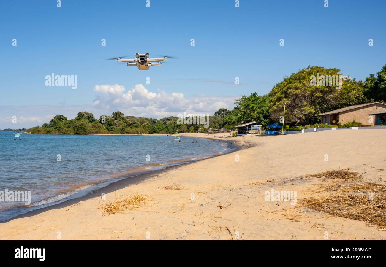 Un drone DJI mini pro 3 si trova sulla riva del lago Malawi Foto Stock
