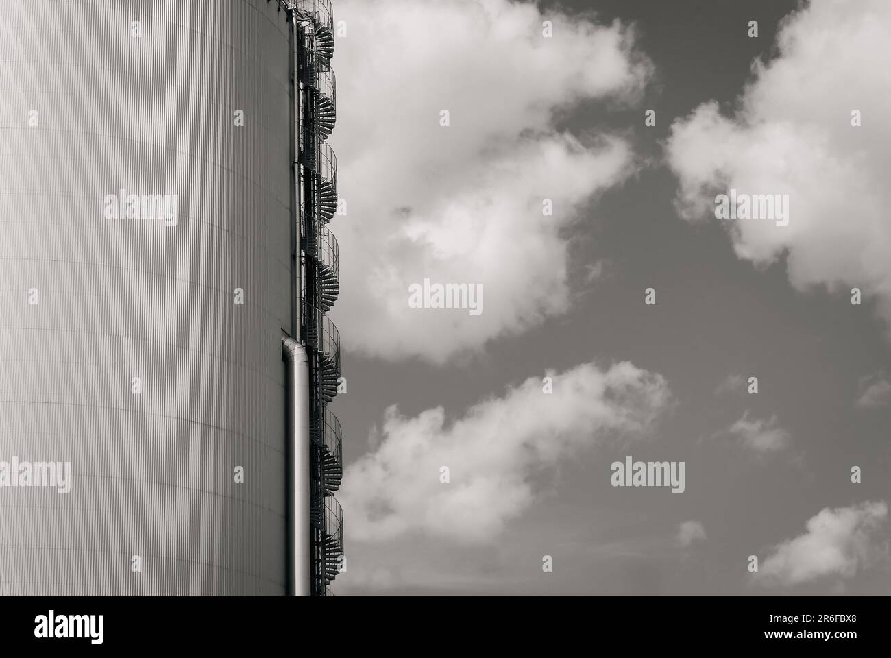 scala a chiocciola all'esterno di un grande silo Foto Stock