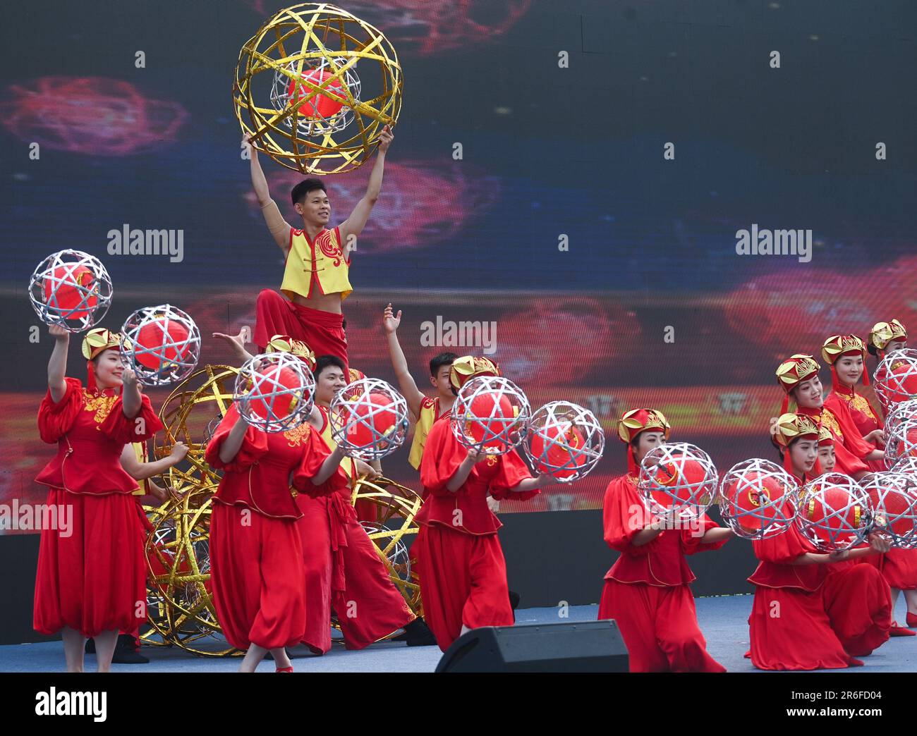 Hangzhou, provincia cinese di Zhejiang. 9th giugno, 2023. Gli attori eseguono Linping 'Gundeng' (lanterne Rolling), un patrimonio culturale immateriale, durante un'attività che segna la prossima Giornata del patrimonio culturale e naturale a Hangzhou, provincia di Zhejiang nella Cina orientale, il 9 giugno 2023. Una serie di attività per celebrare la prossima Giornata del Patrimonio Culturale e Naturale si sono svolte presso il Gongshu Canal Sports Park di Hangzhou, che espone 66 patrimoni culturali intangibili cinesi iscritti a livello dell'UNESCO, nazionale, provinciale, municipale o distrettuale. Credit: Xu Yu/Xinhua/Alamy Live News Foto Stock