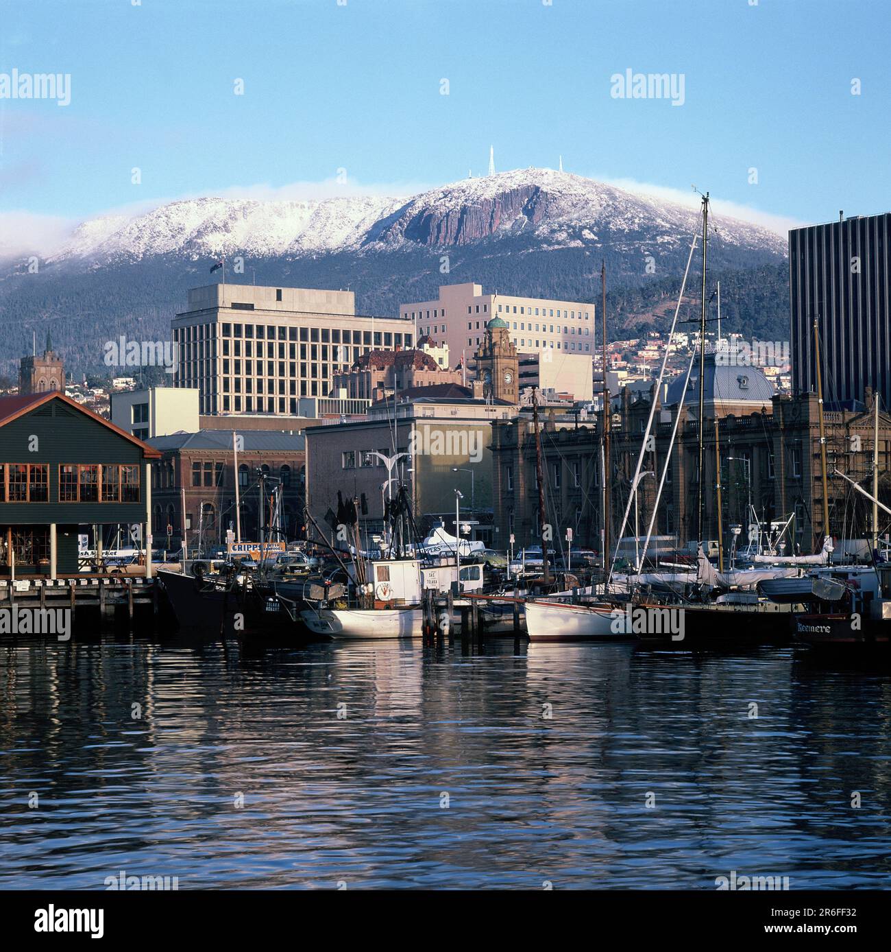 Australia. Tasmania. Hobart. Panorama della città. Vista sul porto turistico. Foto Stock