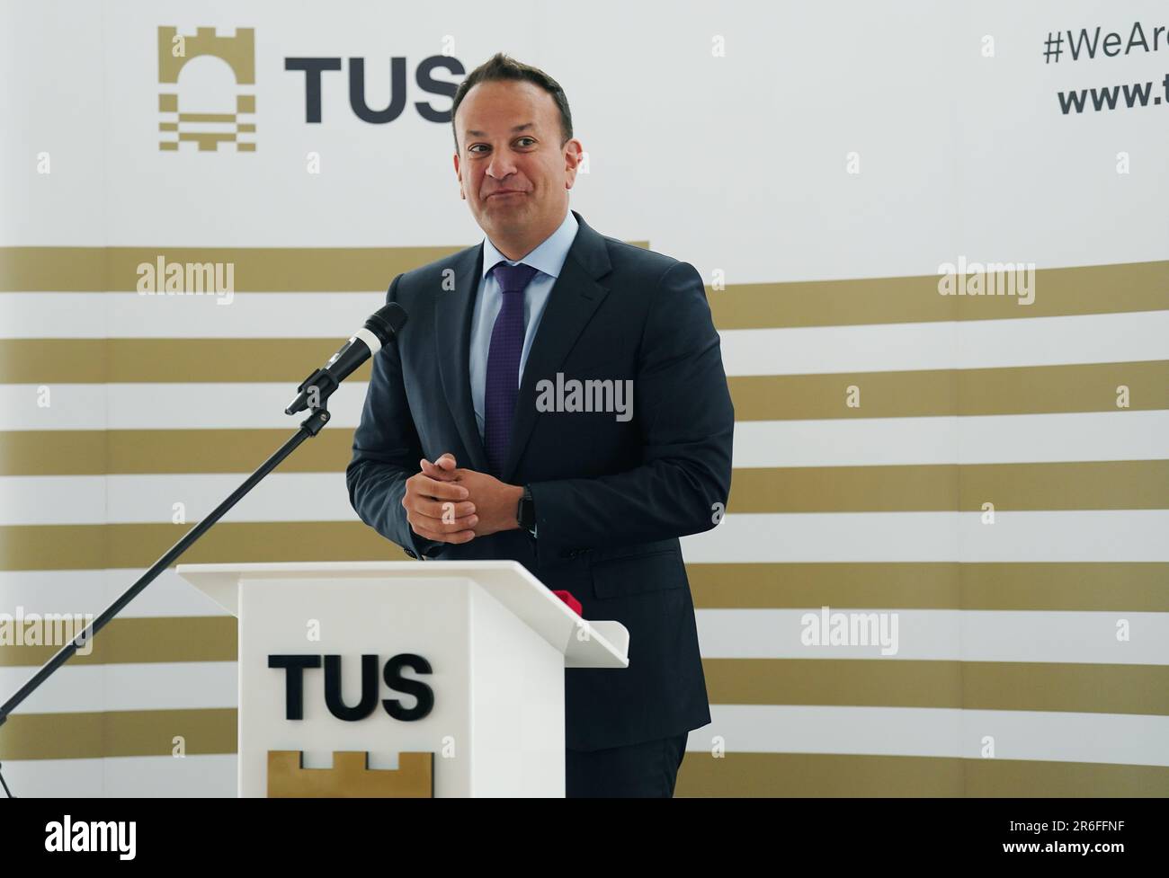 Taoiseach Leo Varadkar all'apertura ufficiale del Clonmel Sports Hub al TUS Clonmel Campus, Co. Tipperary. Il Taoiseach ha delineato le sfide che l'Irlanda sta affrontando nell'accogliere decine di migliaia di rifugiati dall'Ucraina e da altre parti del mondo. Data immagine: Venerdì 9 giugno 2023. Foto Stock