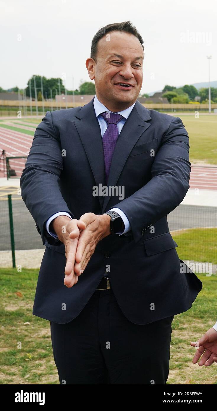 Taoiseach Leo Varadkar all'apertura ufficiale del Clonmel Sports Hub al TUS Clonmel Campus, Co. Tipperary. Il Taoiseach ha delineato le sfide che l'Irlanda sta affrontando nell'accogliere decine di migliaia di rifugiati dall'Ucraina e da altre parti del mondo. Data immagine: Venerdì 9 giugno 2023. Foto Stock