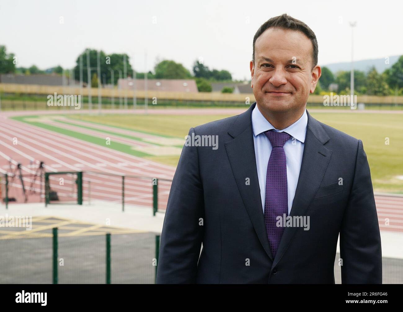 Taoiseach Leo Varadkar all'apertura ufficiale del Clonmel Sports Hub al TUS Clonmel Campus, Co. Tipperary. Il Taoiseach ha delineato le sfide che l'Irlanda sta affrontando nell'accogliere decine di migliaia di rifugiati dall'Ucraina e da altre parti del mondo. Data immagine: Venerdì 9 giugno 2023. Foto Stock