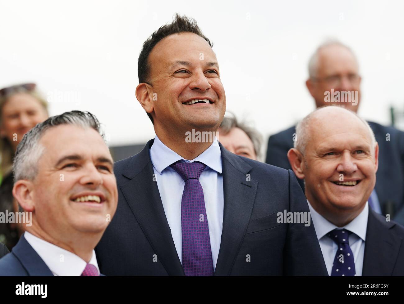 Taoiseach Leo Varadkar (centro) all'apertura ufficiale del Clonmel Sports Hub al TUS Clonmel Campus, Co. Tipperary. Il Taoiseach ha delineato le sfide che l'Irlanda sta affrontando nell'accogliere decine di migliaia di rifugiati dall'Ucraina e da altre parti del mondo. Data immagine: Venerdì 9 giugno 2023. Foto Stock