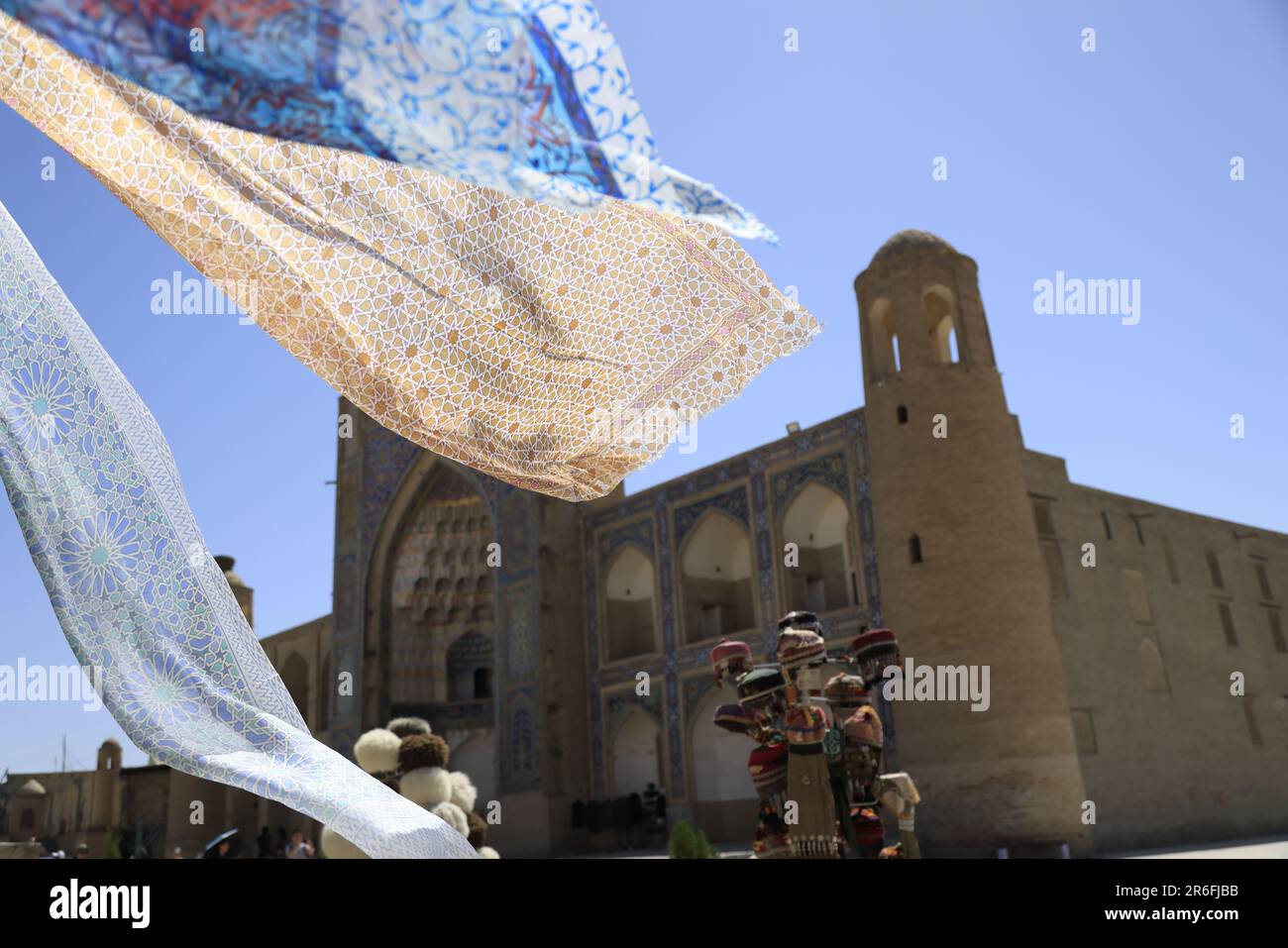 Tende di seta che soffiano nel vento nel centro storico di Bukhara, Uzbekistan Foto Stock