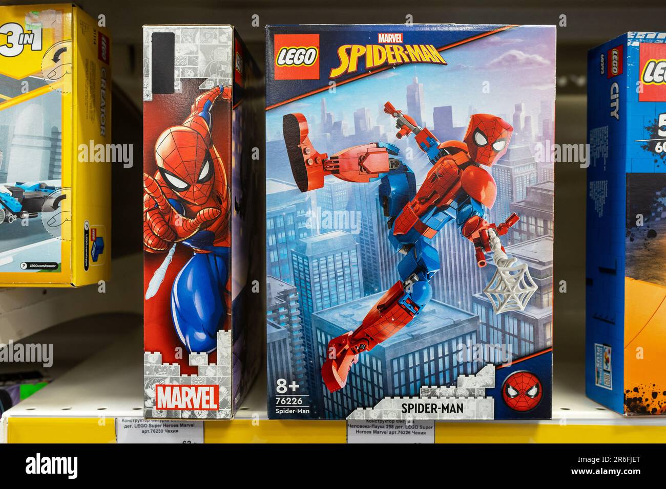 LEGO Spiderman sullo scaffale del negozio. Spider-Man è un supereroe immaginario nei fumetti americani pubblicati dalla Marvel Comics. Minsk, Bielorussia, 2023 Foto Stock