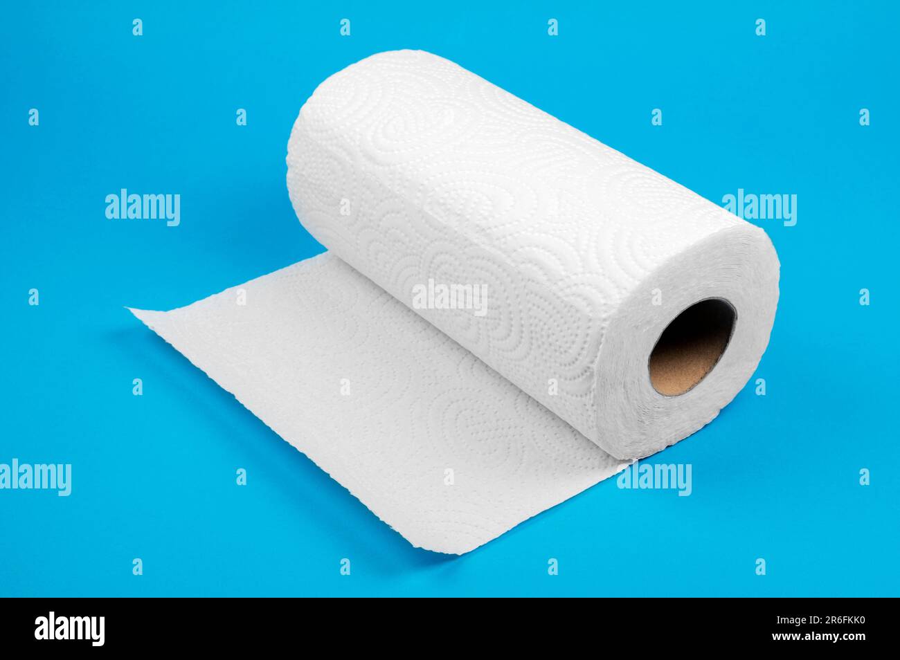 Salviette di carta bianca su sfondo blu. Carta assorbente Foto Stock