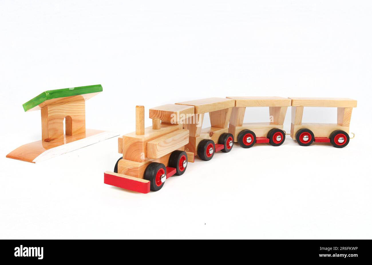 Un trenino giocattolo di legno si ferma in una stazione Foto Stock