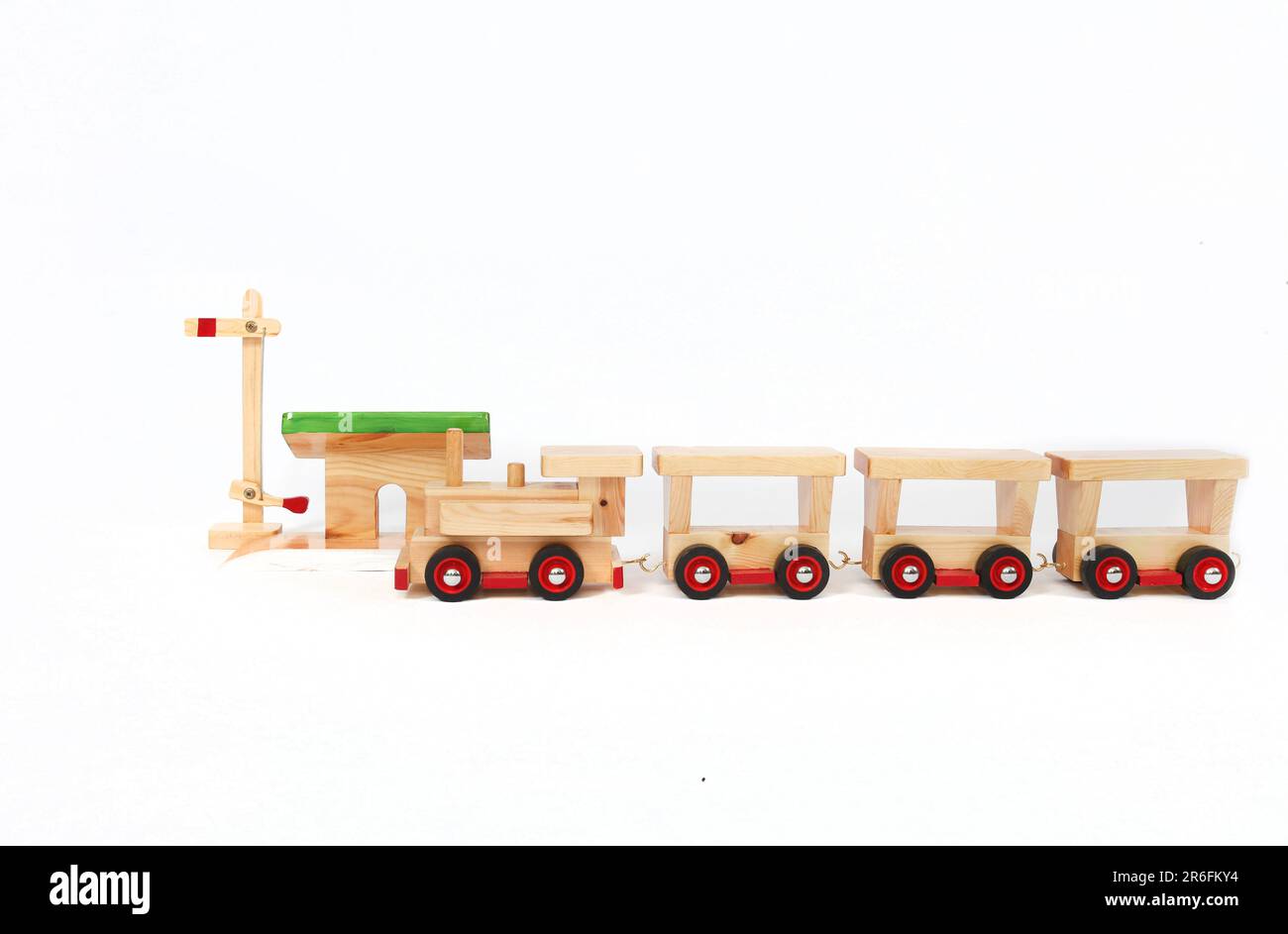 Un trenino giocattolo di legno si ferma in una stazione Foto Stock