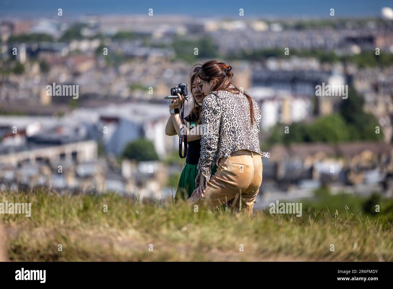edimburgo, Regno Unito. 09 giugno, 2023 foto: Turisti a Edimburgo scattando fotografie da Calton Hill con la vista verso il porto di Leith. Foto Stock