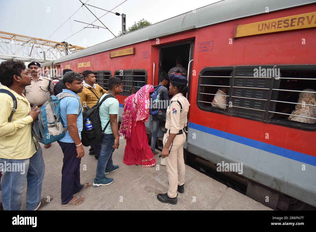 (6/7/2023) le persone entrano nel vano non riservato. Cinque giorni dopo il devastante triplo deragliamento del Bahanag Bazar di Odisha, vicino a Balasore, in cui 280 persone sono state uccise e molti altri feriti, il 12841 Shalimar-Chennai Coromandel Express ha ripreso il viaggio dal Kolkata-End alle 3,27 di mercoledì. (Foto di Biswarup Gangully/Pacific Press/Sipa USA) Foto Stock
