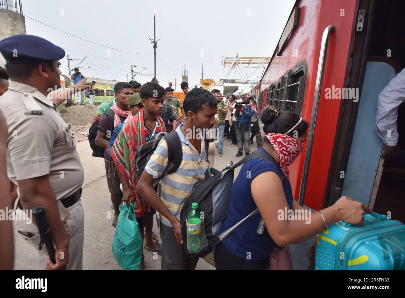 (6/7/2023) le persone entrano nel vano non riservato. Cinque giorni dopo il devastante triplo deragliamento del Bahanag Bazar di Odisha, vicino a Balasore, in cui 280 persone sono state uccise e molti altri feriti, il 12841 Shalimar-Chennai Coromandel Express ha ripreso il viaggio dal Kolkata-End alle 3,27 di mercoledì. (Foto di Biswarup Gangully/Pacific Press/Sipa USA) Foto Stock
