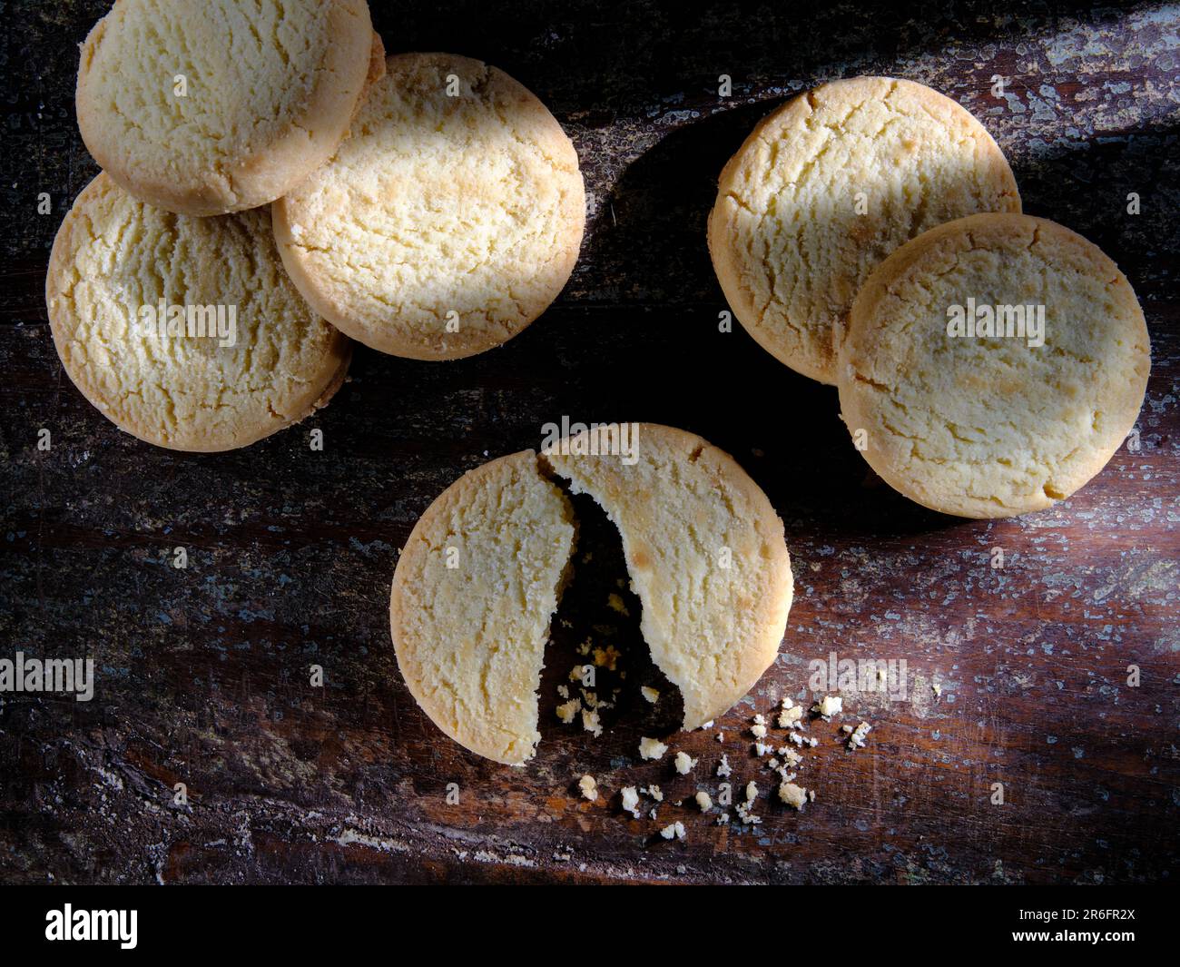 Biscotti Shortbread sul tavolo con briciole accese dalla luce del sole Foto Stock