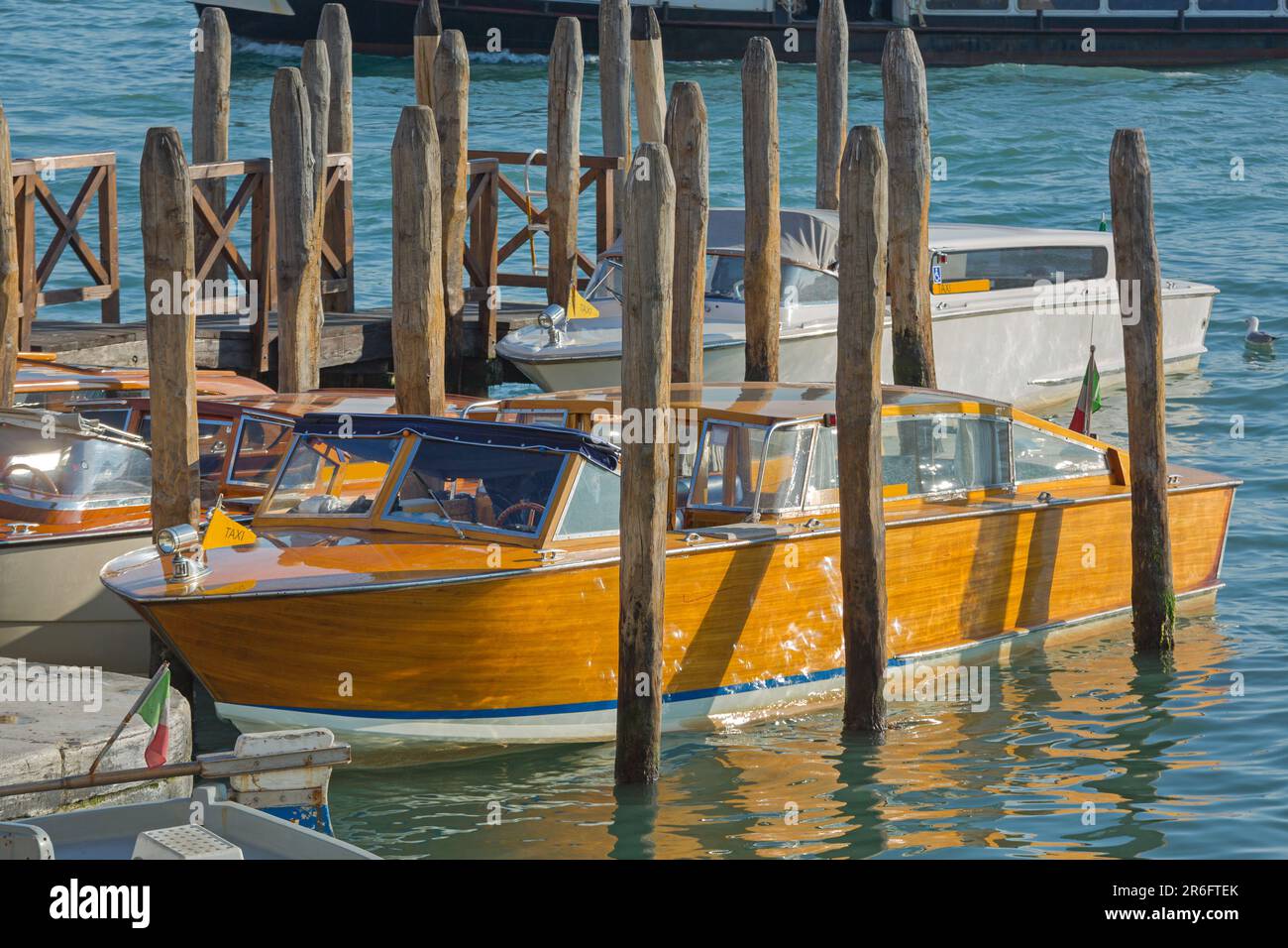 Taxi Boat in legno ormeggiato al Canal Grande a Venezia Foto Stock