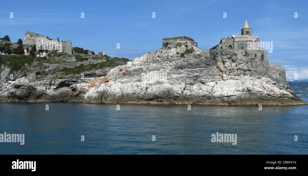 Italia - Porto Venere - 8 maggio 2022: La chiesa romanica di San Pietro è un edificio religioso cattolico di Porto Venere sotto il Castello Doria. Foto Stock