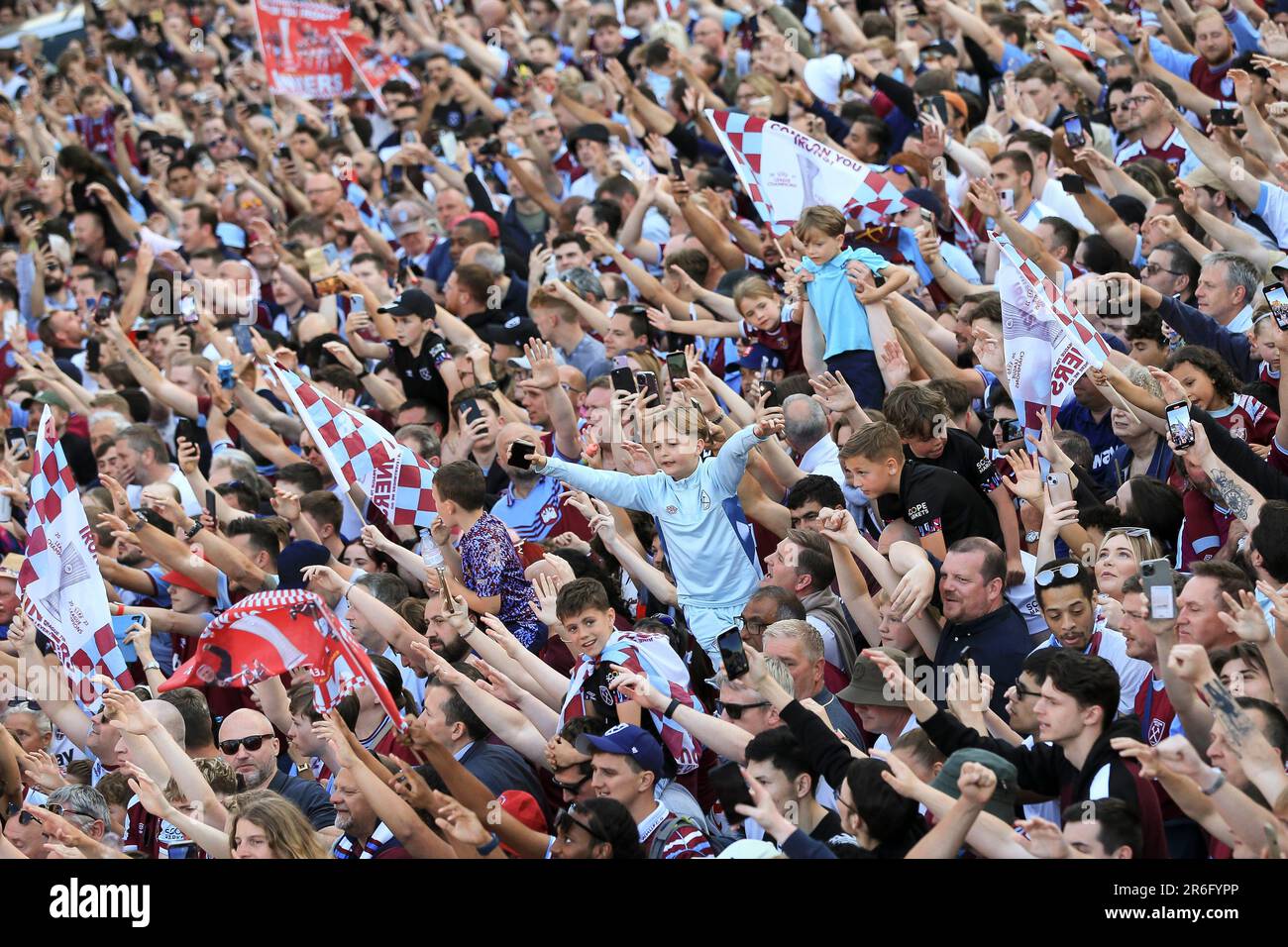 Londra, Regno Unito. 08th giugno, 2023. I fan del West Ham United durante la West Ham United Trophy Parade dopo la vittoria finale della UEFA Europa Conference League a Stratford il 8th 2023 giugno a Londra, Regno Unito. (Foto di Daniel Chesterton/phcimages.com) Credit: PHC Images/Alamy Live News Foto Stock