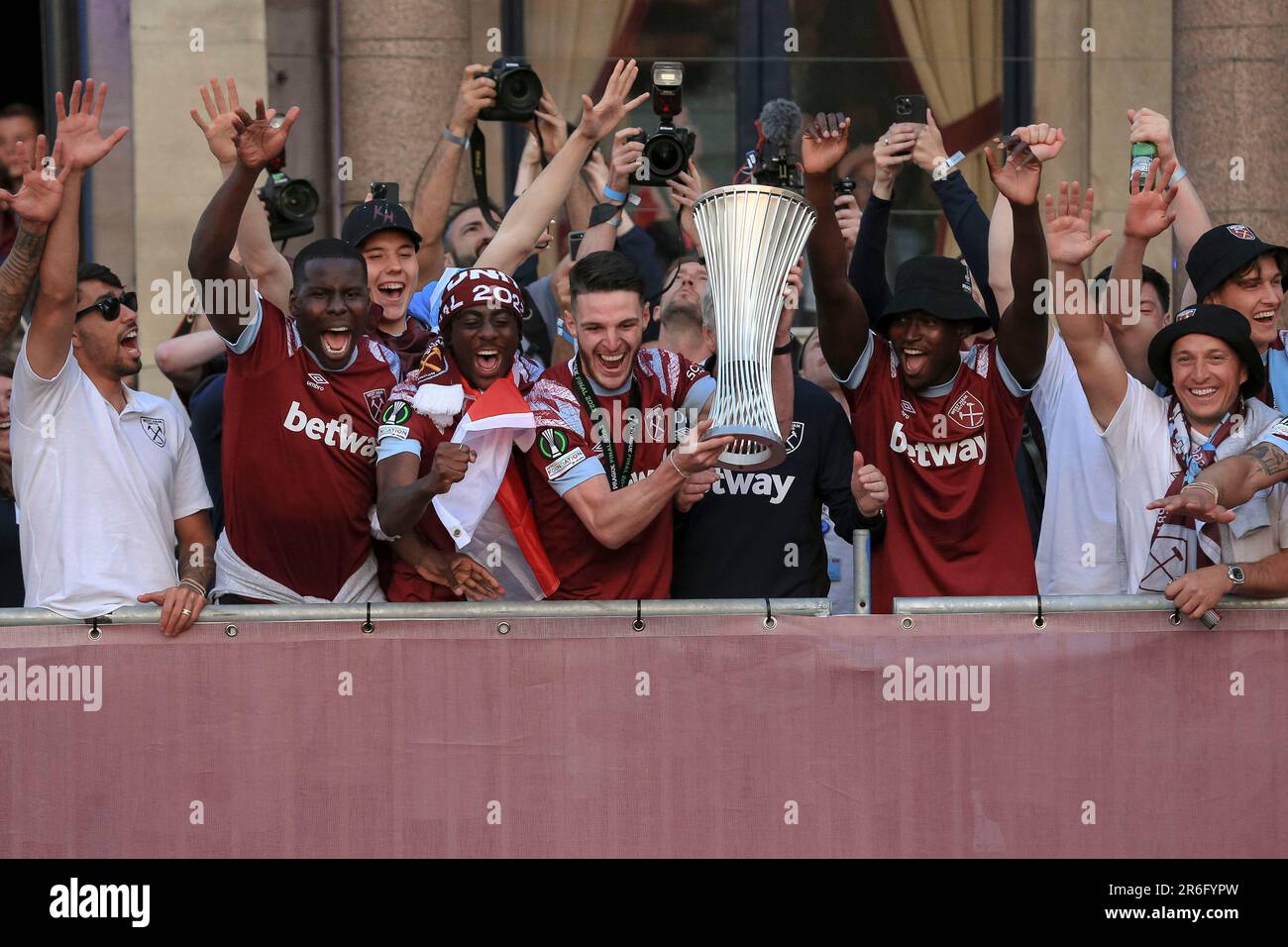 Londra, Regno Unito. 08th giugno, 2023. Declan Rice of West Ham United solleva il trofeo durante la West Ham United Trophy Parade dopo la vittoria finale della UEFA Europa Conference League a Stratford il 8th 2023 giugno a Londra, Regno Unito. (Foto di Daniel Chesterton/phcimages.com) Credit: PHC Images/Alamy Live News Foto Stock