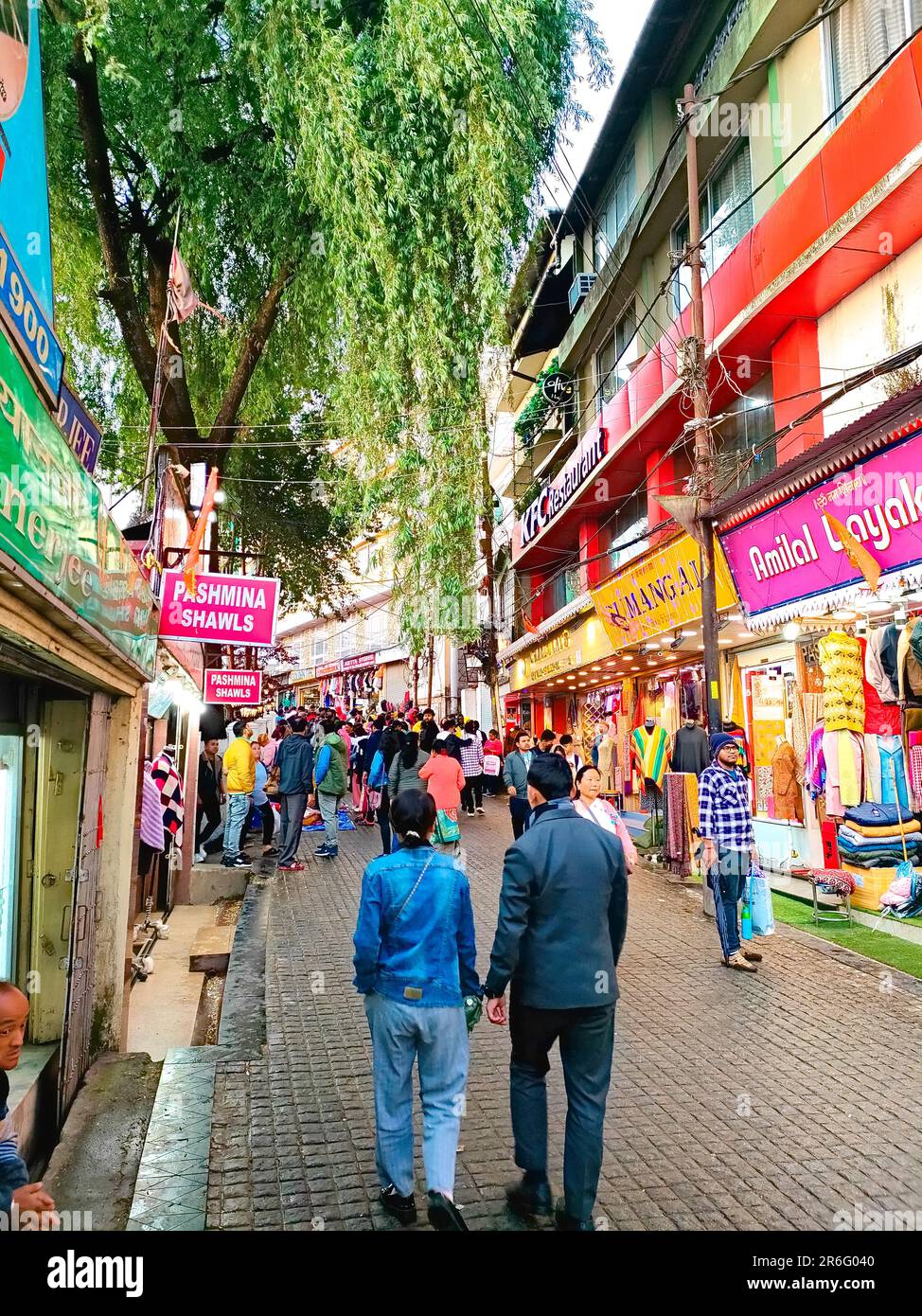 Darjeeling, bengala Occidentale, india, persone che camminano per le strade del centro commerciale darjeeling strada. Foto Stock